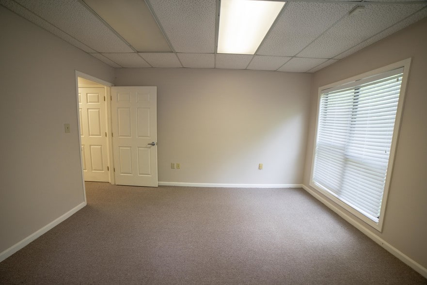 More Photos Of 875 Old Roswell Rd, Roswell Office For Sale