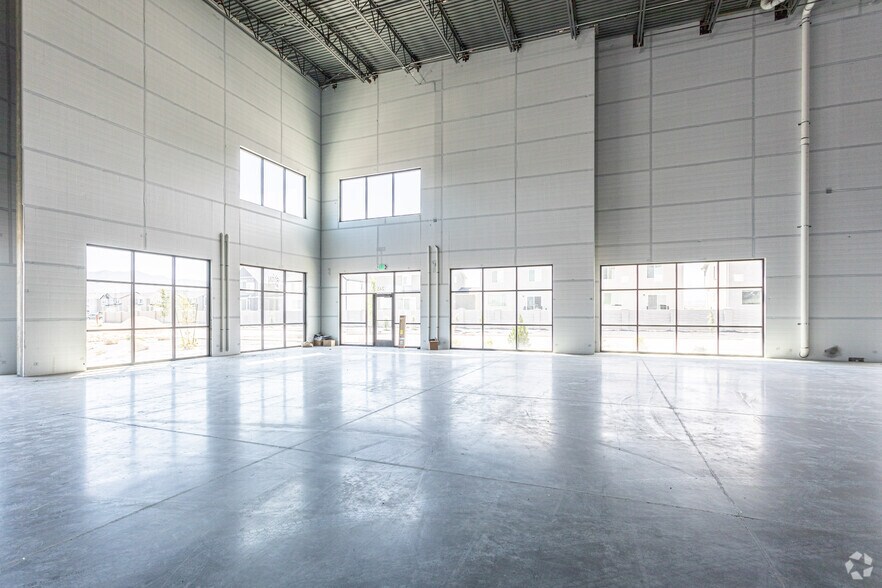 More Photos Of 593-689 N Saratoga Rd, Saratoga Springs Warehouse For Lease