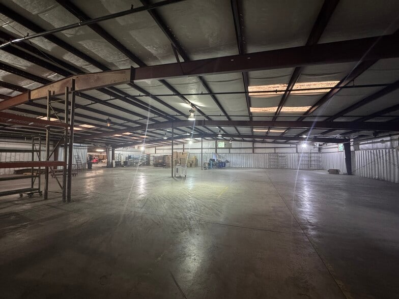 More Photos Of 733 Glendale Rd, Scottdale Warehouse For Lease