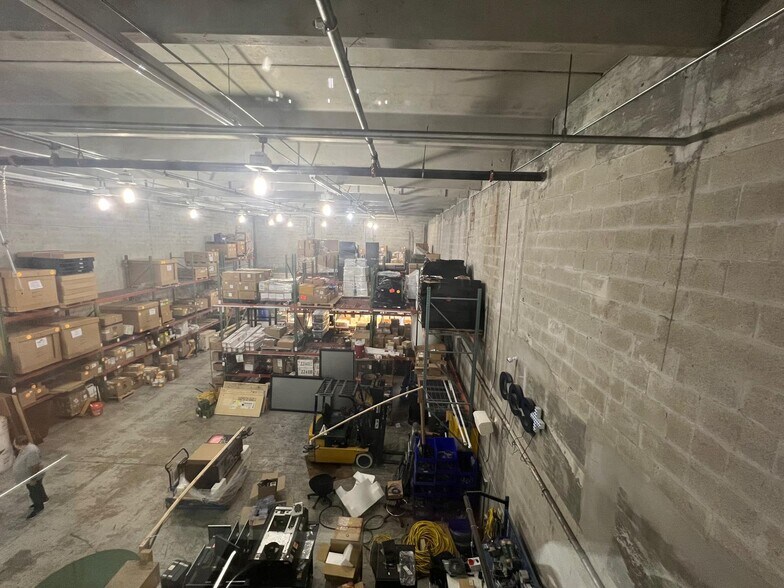 More Photos Of 2300-2350 NW 102nd Pl, Doral Warehouse For Lease