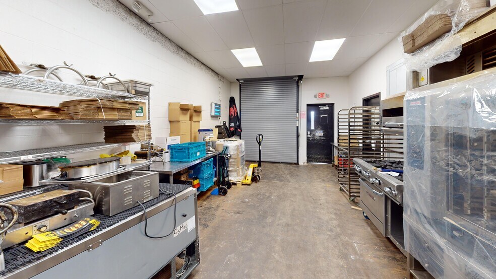 More Photos Of 911 E McMillan St, Cincinnati Storefront For Lease