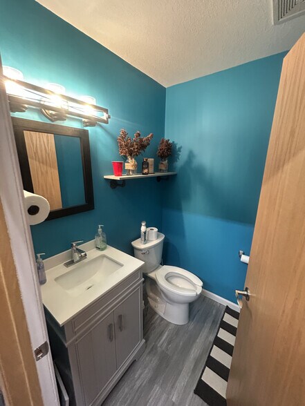 More Photos Of 126 Main St N, Lonsdale Storefront For Sale