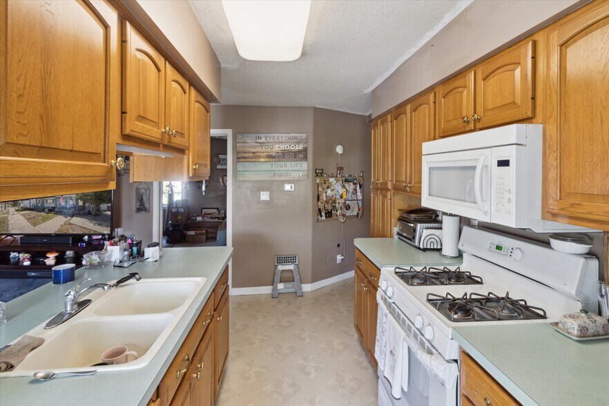 More Photos Of 28080 Waltz Rd, New Boston Restaurant For Sale