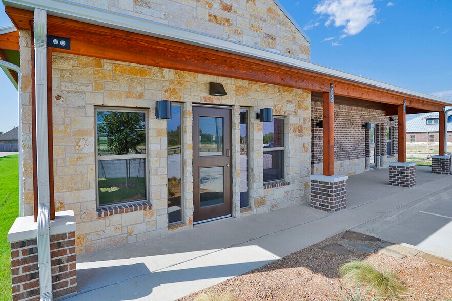 More Photos Of 1660 W Chapman Dr, Sanger Medical For Lease