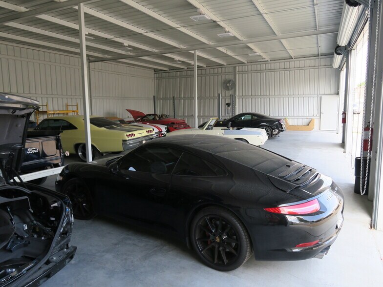 More Photos Of 5610-5613 Southwest Fwy, Houston Flex For Lease