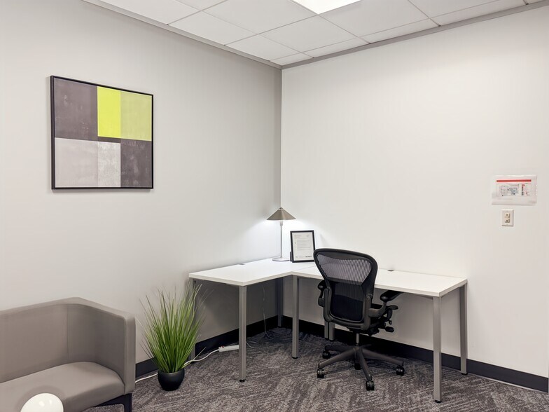 More Photos Of 21 Waterway Ave, The Woodlands Coworking Space