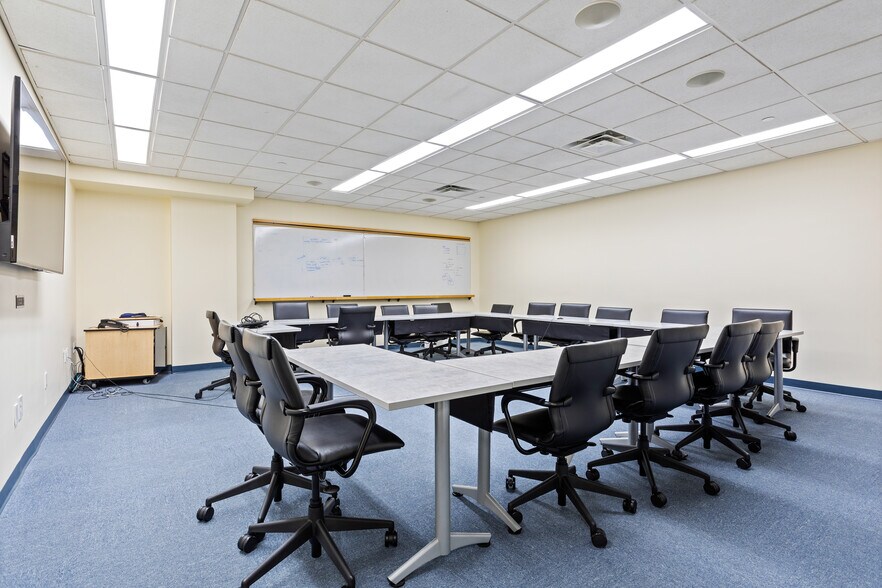 More Photos Of 6405 7th Ave, Brooklyn Office For Lease