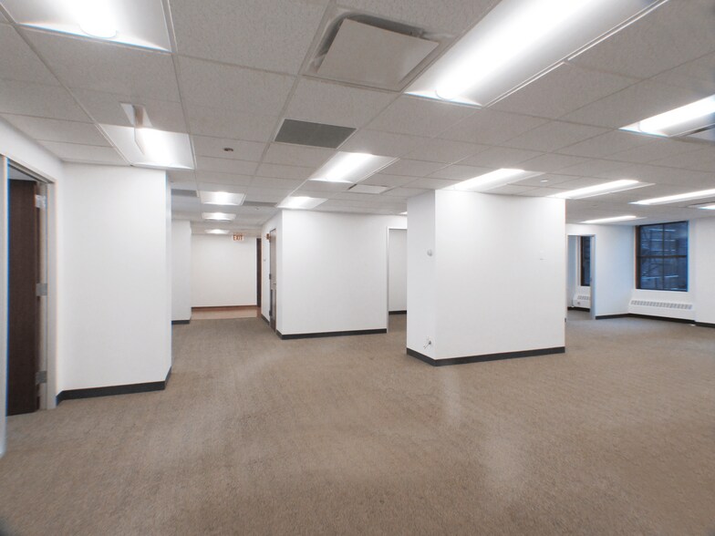 More Photos Of 100 N LaSalle St, Chicago Office For Lease