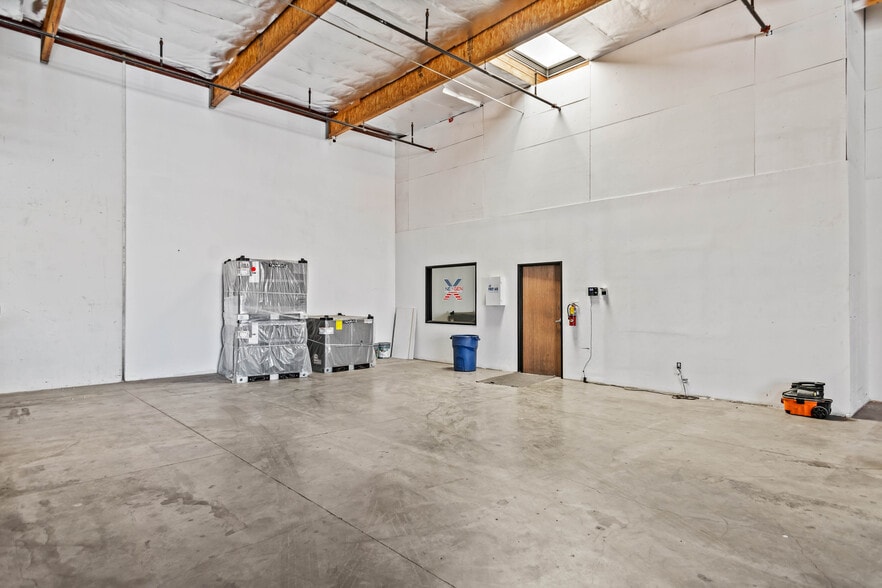 More Photos Of 73814 Dinah Shore Dr, Palm Desert Warehouse For Lease