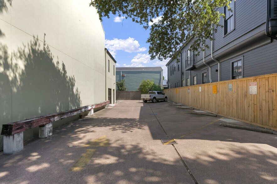 More Photos Of 1600 Prytania St, New Orleans Freestanding For Lease