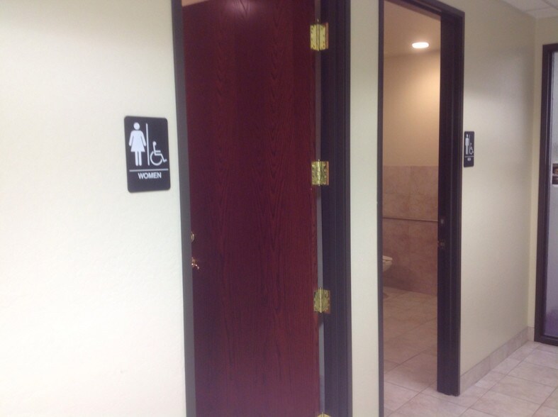 More Photos Of 14201 N Hayden Rd, Scottsdale Light Distribution For Lease