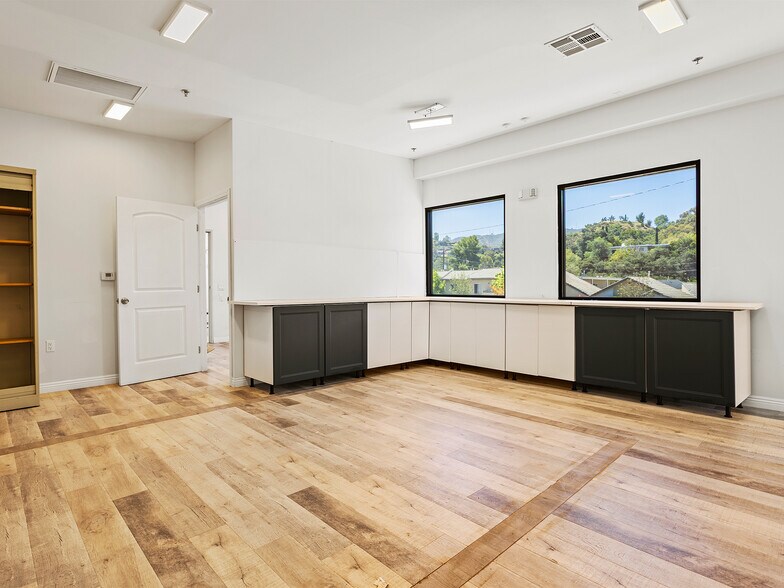 More Photos Of 7335-7341 Foothill Blvd, Tujunga Light Manufacturing For Sale