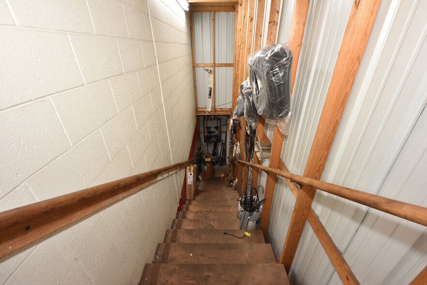 More Photos Of 820 W Sumner St, Hartford Auto Repair For Sale