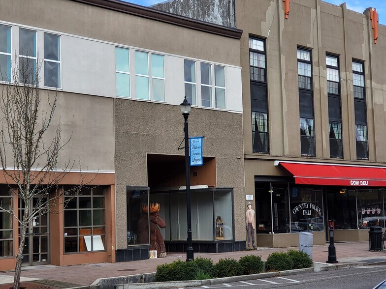 More Photos Of 1315 Commerce Ave, Longview General Retail For Lease