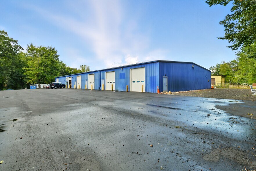 More Photos Of 37 Saint Jacques Ave, Agawam Warehouse For Lease