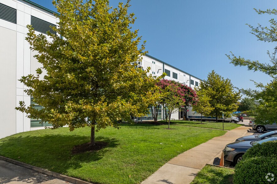 More Photos Of 11800-11900 N Lakeridge Pky, Ashland Distribution For Lease