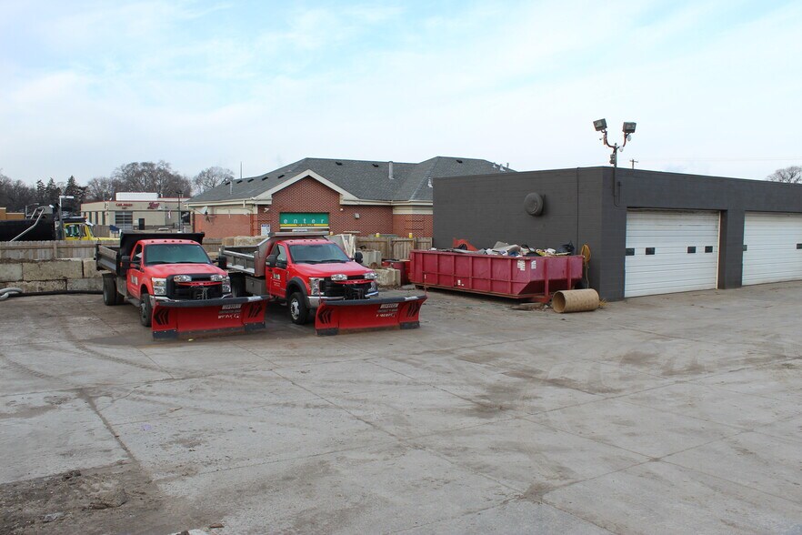 More Photos Of 541 W 90th St, Bloomington Showroom For Sale