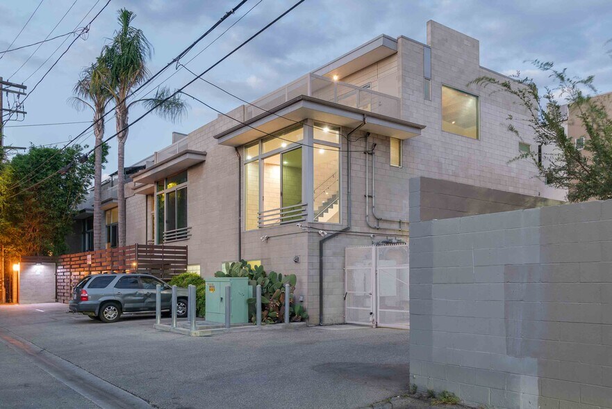 More Photos Of 717 N Highland Ave, Los Angeles Flex For Sale