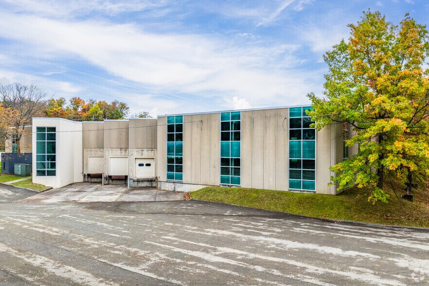 More Photos Of 173 Industry Dr, Pittsburgh Showroom For Lease