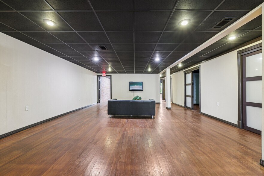 More Photos Of 113 N Main St, Moulton Bar For Sale