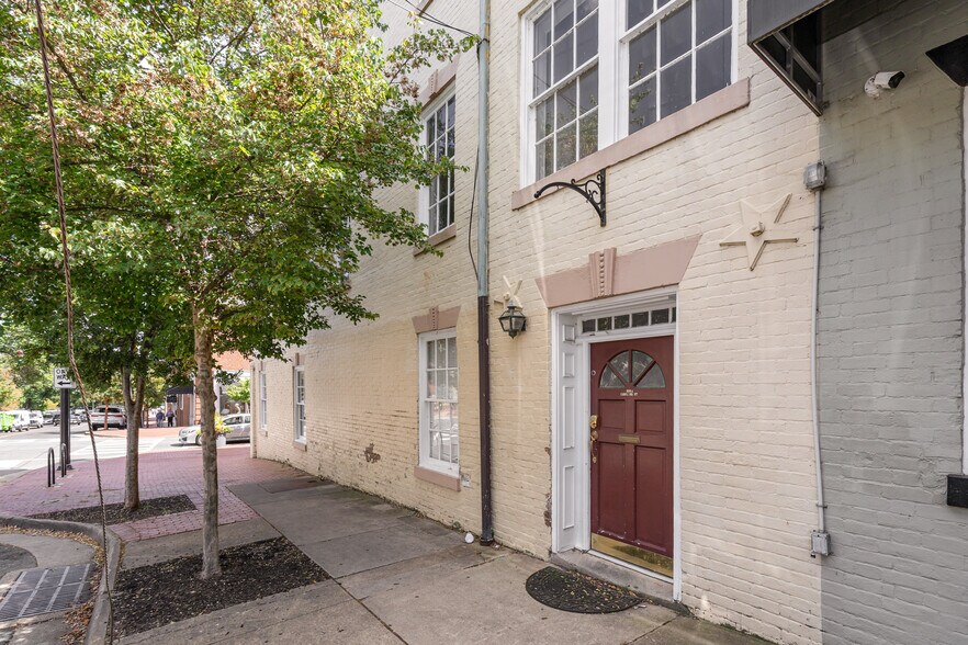 More Photos Of 826 Caroline St, Fredericksburg Storefront Retail Office For Lease
