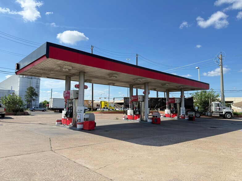 More Photos Of 8899 North Loop E, Houston Service Station For Sale