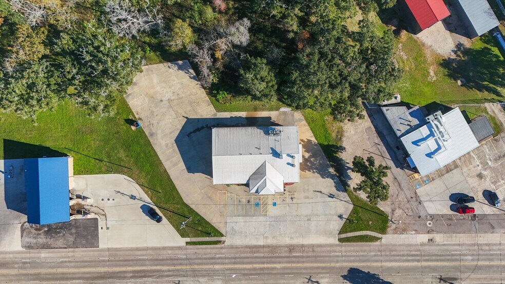 More Photos Of 918 W Plantation Dr, Clute Restaurant For Sale