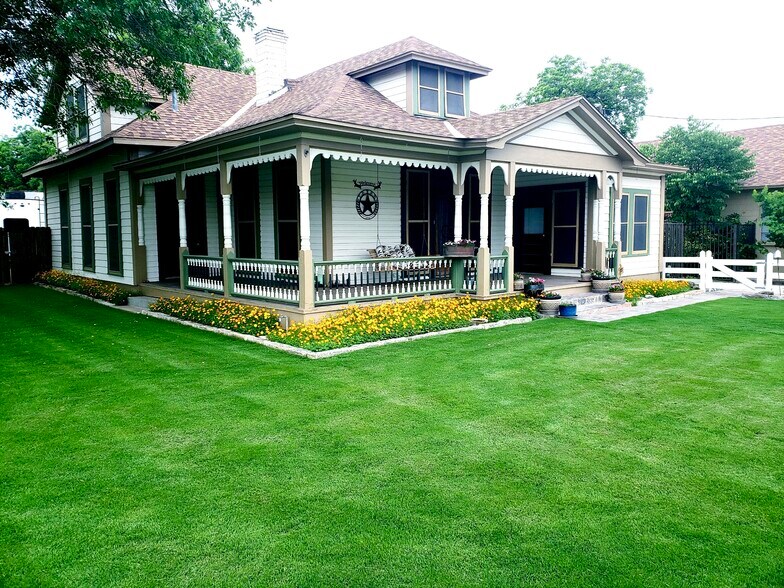 More Photos Of 105 N 11th St, Junction General Retail For Sale