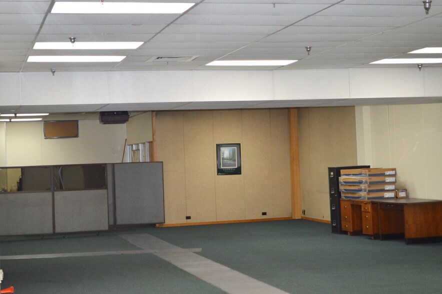 More Photos Of 1564 Firestone Pky, Akron Warehouse For Lease