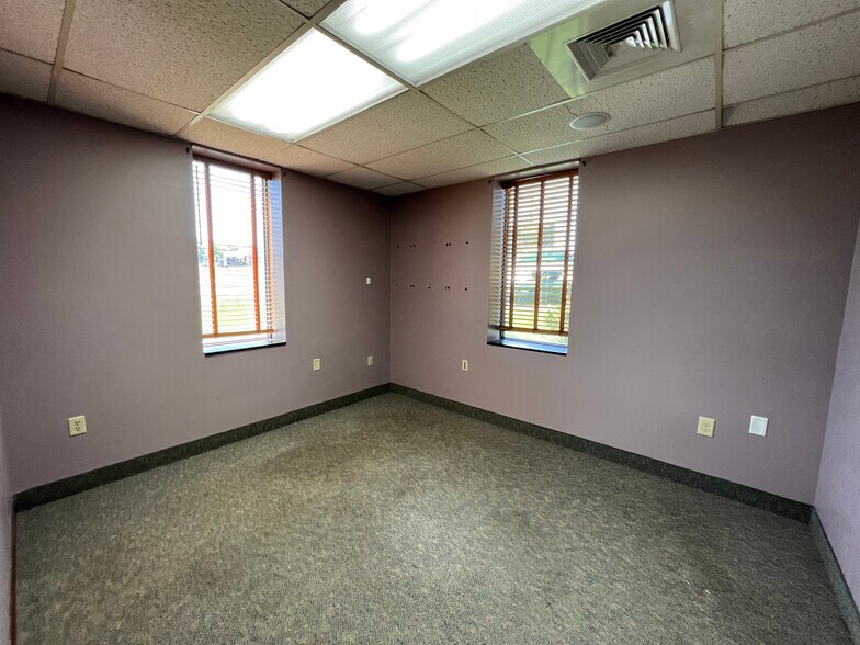 More Photos Of 1250 N Frontage Rd, Hastings Office For Lease