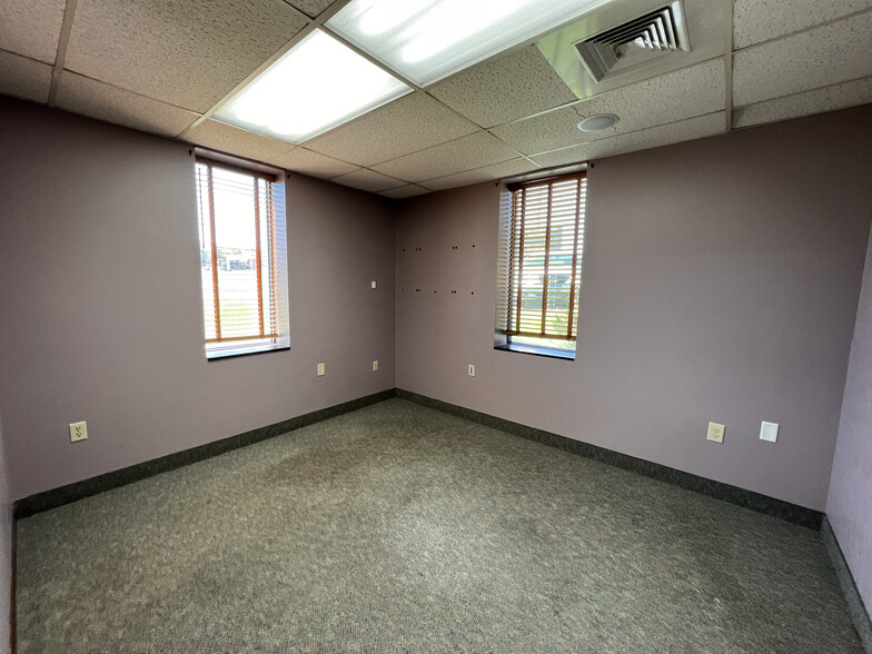 More Photos Of 1250 N Frontage Rd, Hastings Office For Lease