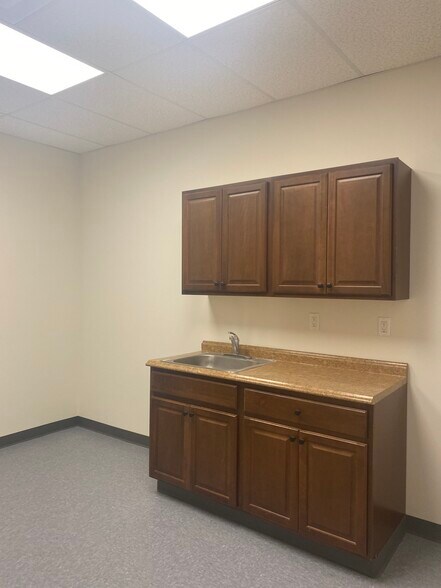 More Photos Of 1320 Lincoln Ave, Holbrook Warehouse For Lease