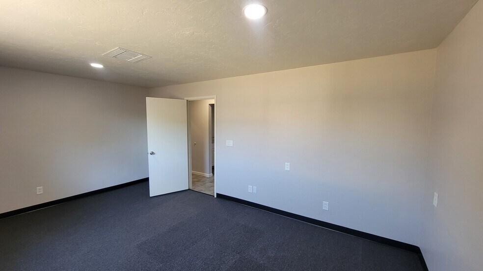 More Photos Of 1026 N Columbus Blvd, Tucson Light Manufacturing For Sale