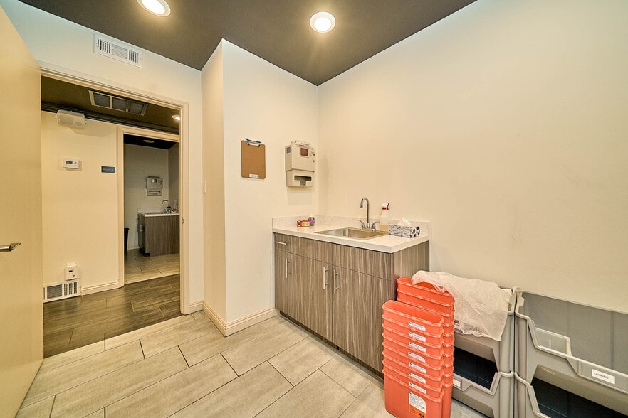 More Photos Of 852 S Robertson Blvd, Los Angeles Medical For Lease