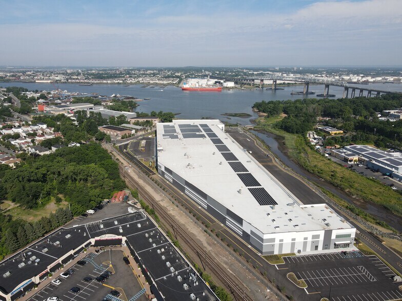 More Photos Of 1 Nassau Pl, Staten Island Warehouse For Lease