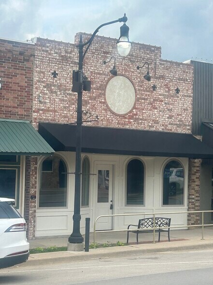 More Photos Of 207 Clay St, Nocona Storefront For Sale