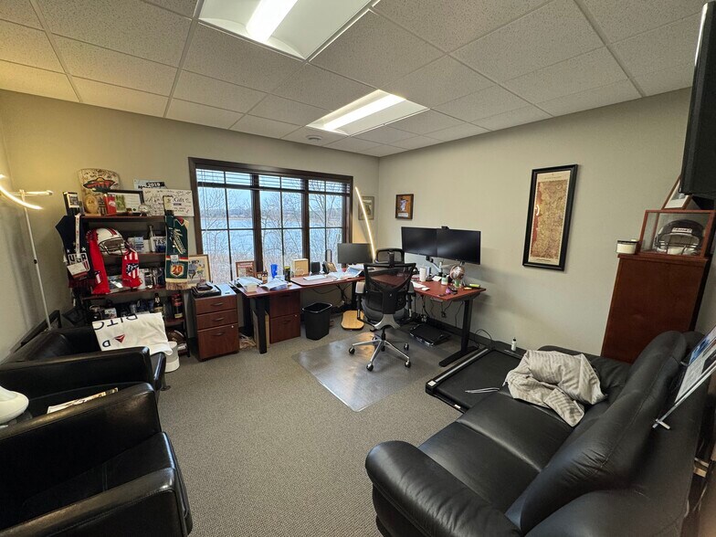 More Photos Of 906 Inwood Ave N, Oakdale Office For Lease