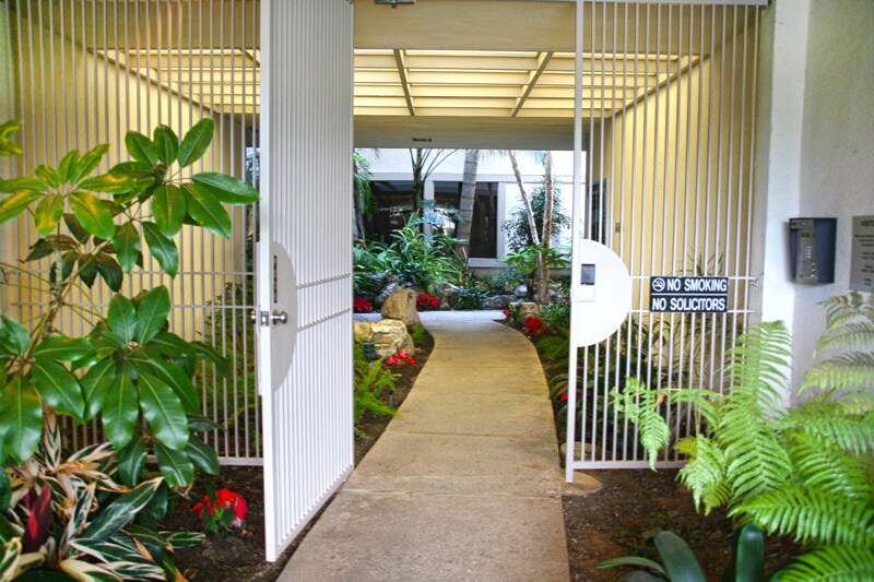 More Photos Of 2001 S Barrington Ave, Los Angeles Medical For Lease