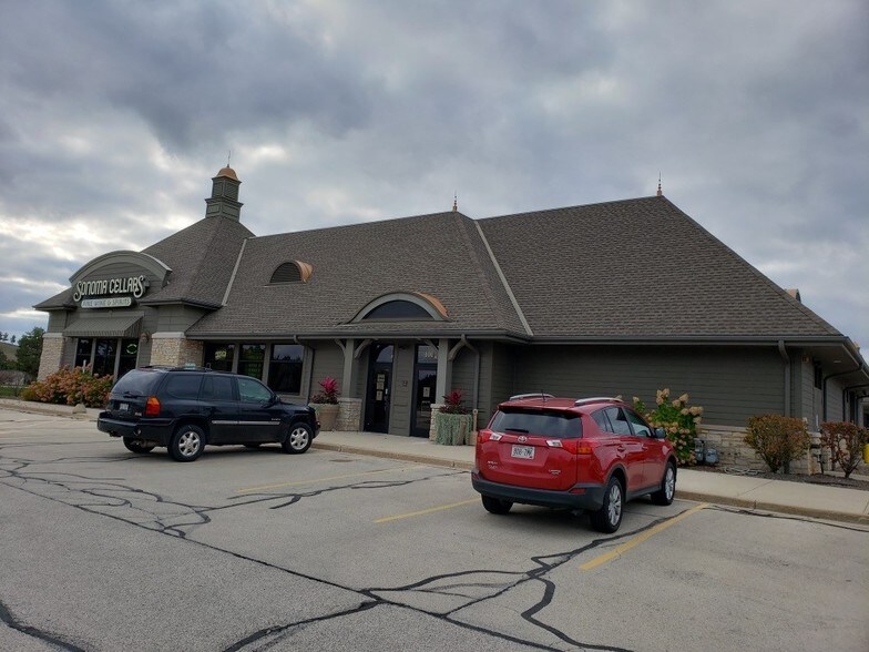 More Photos Of 1290 N Summit Ave, Oconomowoc General Retail For Lease