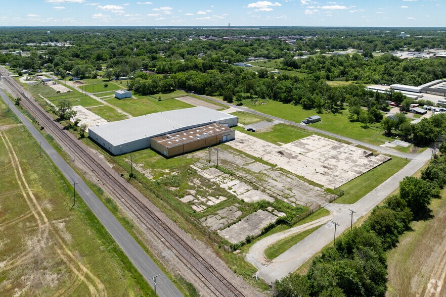 More Photos Of 823 Aaron Pky, Centralia Manufacturing For Sale