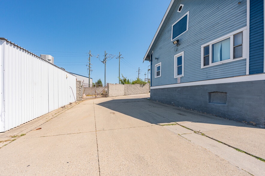 More Photos Of 5736 Springdale Rd, Cincinnati Office For Sale