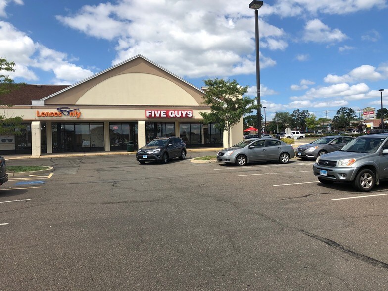 More Photos Of 533 S Broad St, Meriden Unknown For Lease