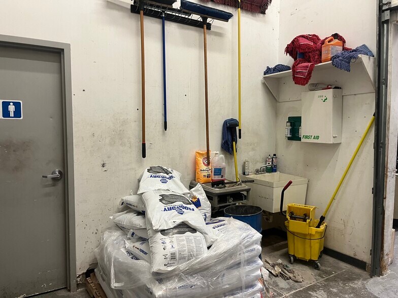 More Photos Of 2919 S Duff Ave, Ames Auto Repair For Lease
