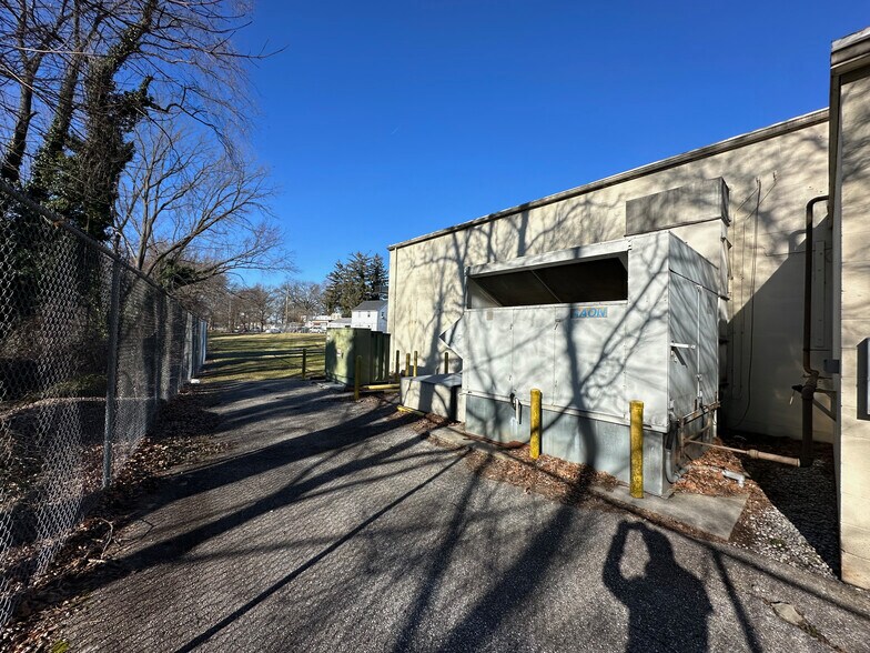 More Photos Of 610 W Church Ave, York Flex For Lease