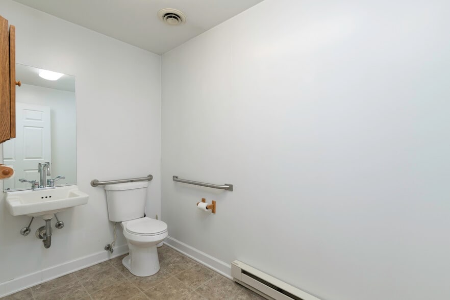 More Photos Of 1802 Augustine Ave, Fredericksburg Office Residential For Lease