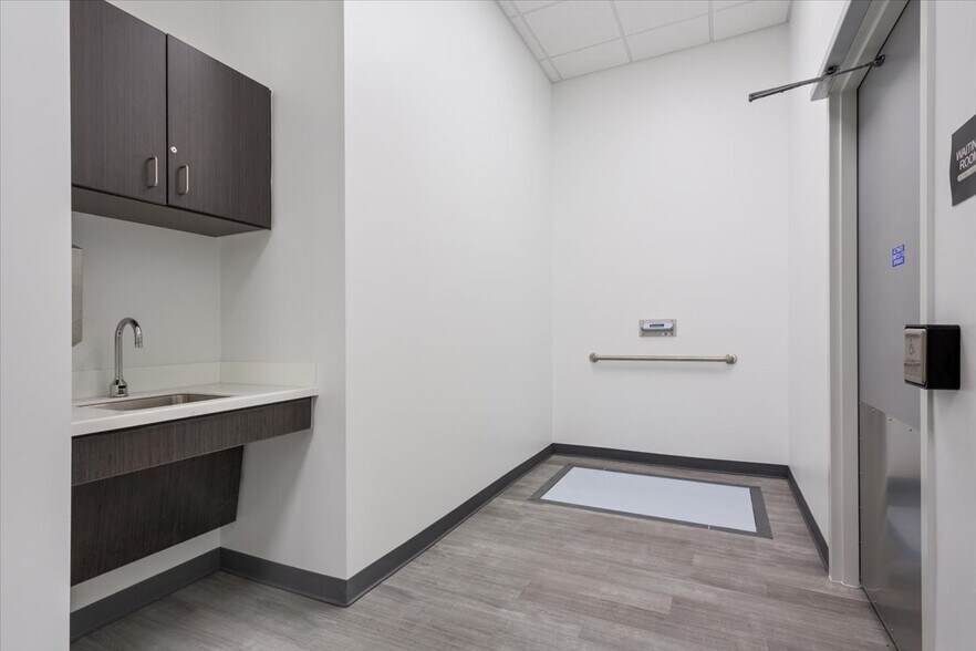 More Photos Of 901 McClintic Dr, Groesbeck Medical For Sale