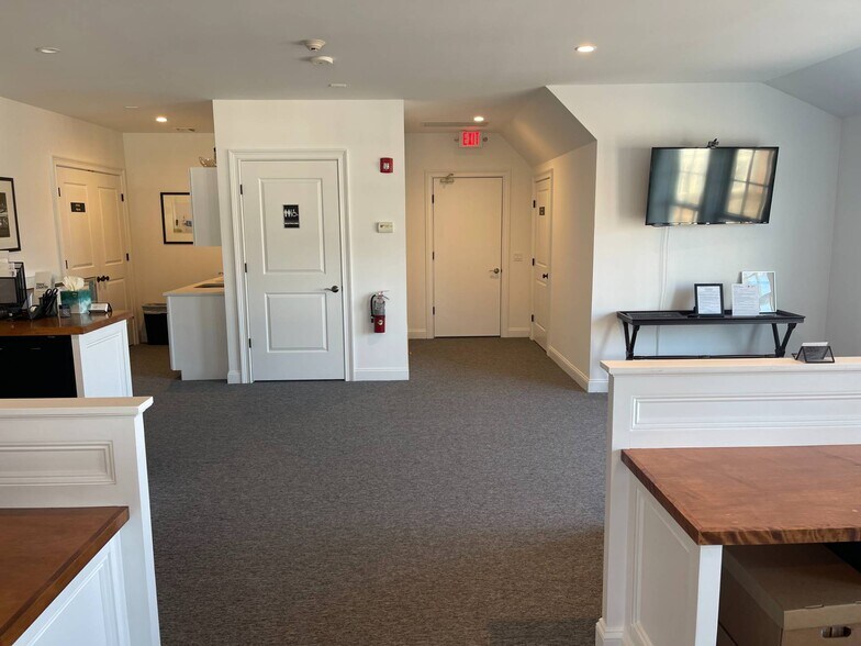 More Photos Of 16 Hampton Rd, Southampton Storefront Retail Office For Sale