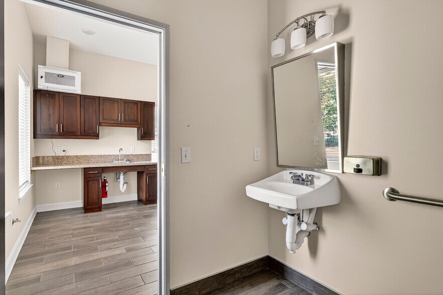 More Photos Of 122 Canal St, Pooler Medical For Lease
