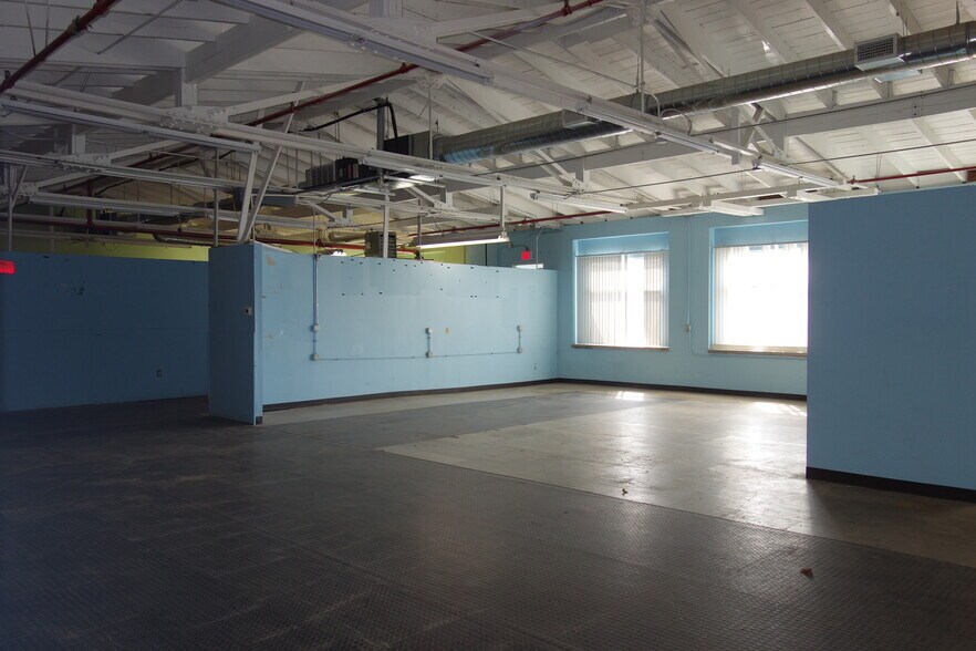 More Photos Of 25 Summer Ave, Waltham Manufacturing For Lease