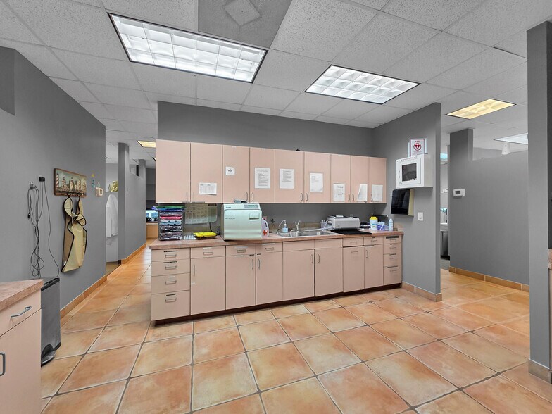 More Photos Of 6429 Fairmont Pky, Pasadena Office For Sale